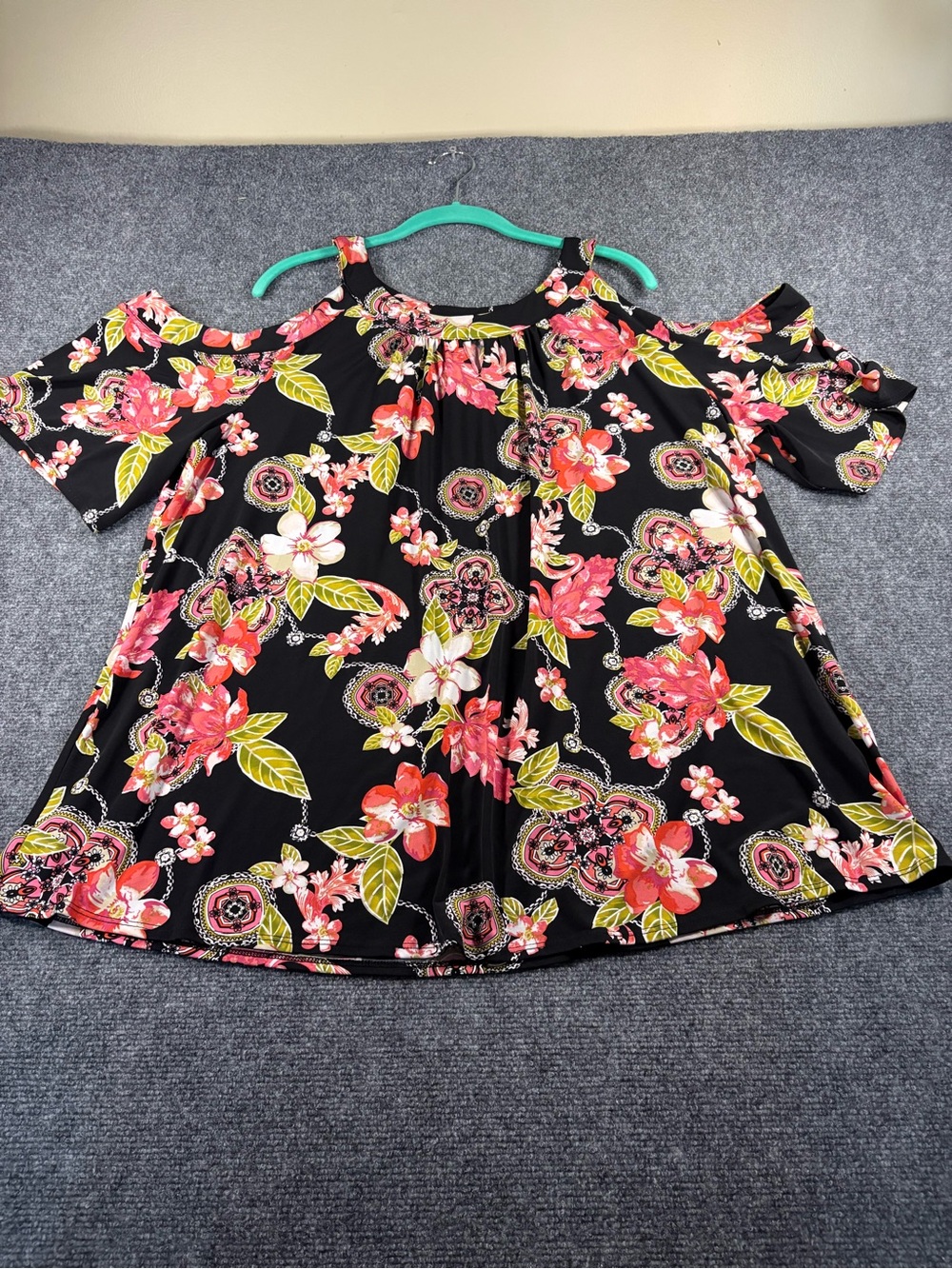 Cold-Shoulder Floral Women's Top in Black and Pink size 18/20